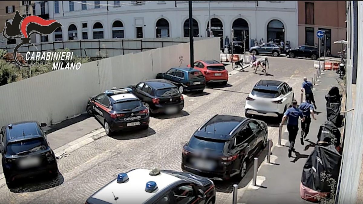 Rapina di fronte alla stazione dei carabinieri Milano Duomo