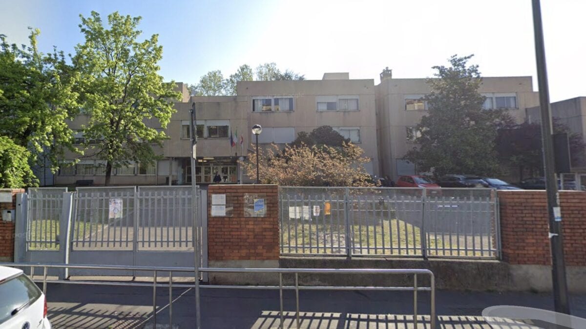 Ingresso scuola di via Scialoia a Milano (foto Google Maps)
