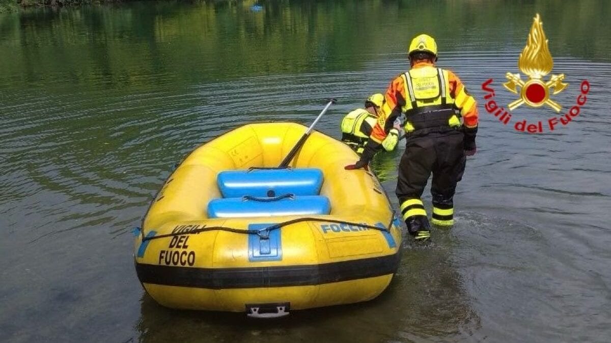 I vigili del fuoco durante l'intervento di soccorso
