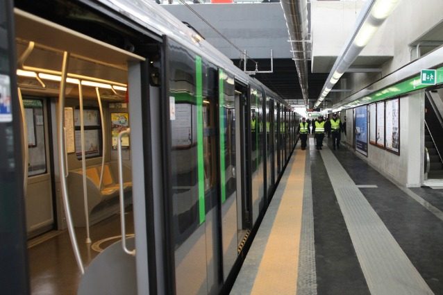 Uno dei moderni treni della M2 fermo in una stazione