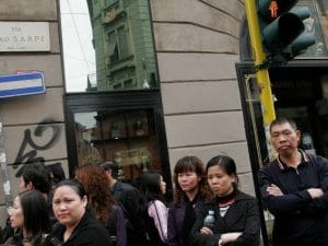Uno scorcio di via Paolo Sarpi a Milano (Archivio)