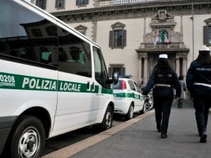 Soldi E Cene Per Cancellare Le Multe Arrestati Tre Vigili Urbani Di Milano