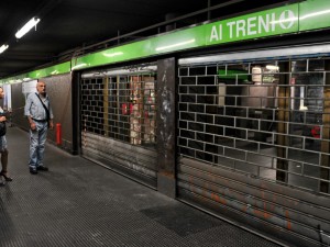 Sciopero il 24 aprile a Milano, si fermano i mezzi Atm: orari garantiti di bus, metro e tram