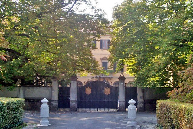 L’ingresso della villa (Foto di MarkusMark via Wikipedia)