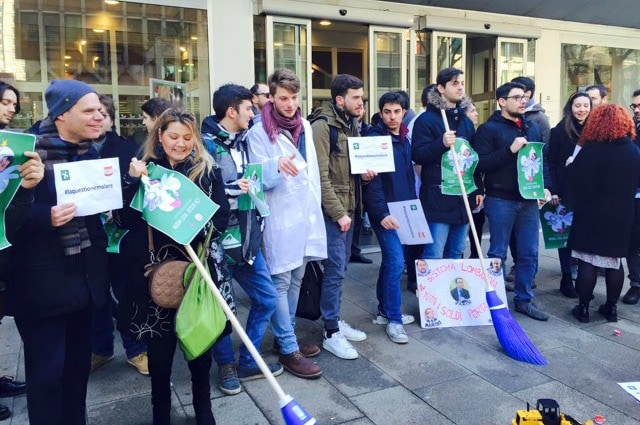 I giovani democratici davanti al Pirellone (Facebook)