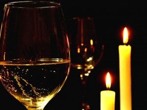Spumante e candele per una cena romantica