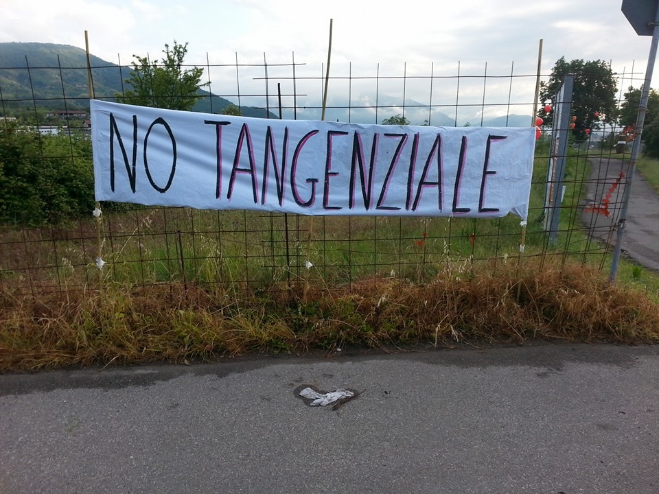 Uno striscione di protesta contro la tangenziale di Adro, in Franciacorta (Facebook, pagina della lista "Idea civica")