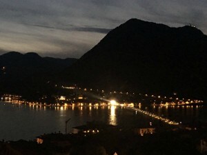 La passerella galleggiante di Christo "by night" (Foto: account Twitter ufficiale "The floating piers")