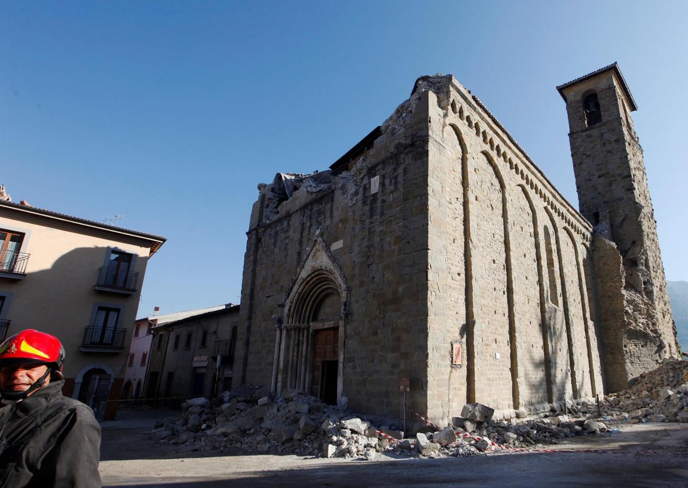 La chiesa di Sant’Agostino gravemente danneggiata ad Amatrice