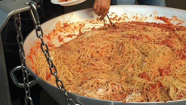 Preparazione dell'amatriciana nel corso della serata di solidarietà a Bergamo
