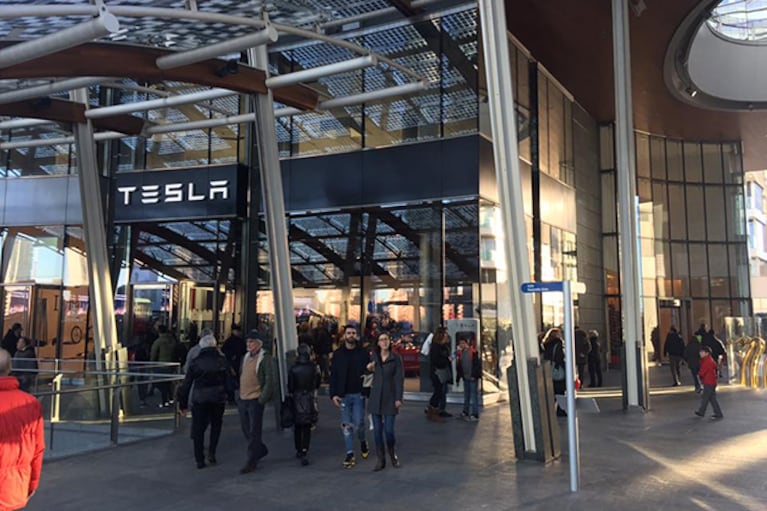 Ingresso del Tesla Store in piazza Gae Aulenti a Milano.