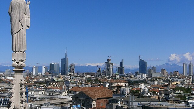 Centro di Milano con vista sullo skyline