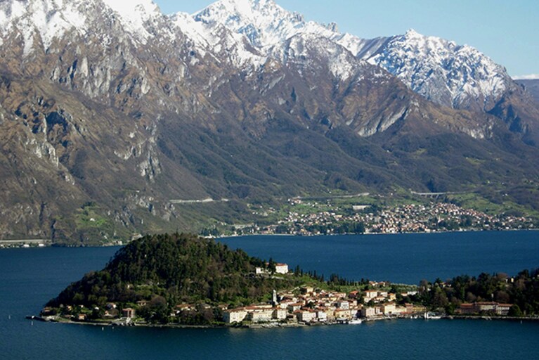 Vista di Bellagio, località turistica sul Lago di Como (Wikipedia).