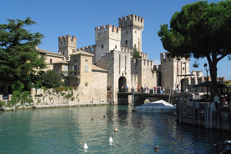 Castello di Sirmione (Wikipedia).