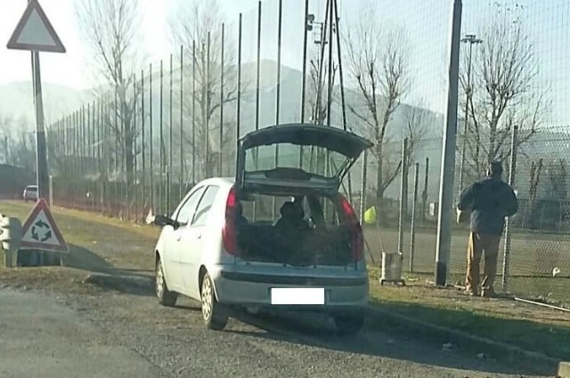 Il cittadino lecchese sorpreso dalle telecamere mentre abbandona i rifiuti in un parcheggio