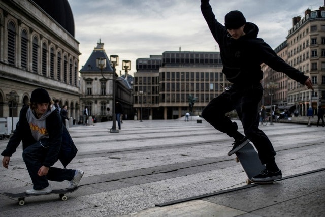 (Skater in azione in una piazza – Archivio Getty images)