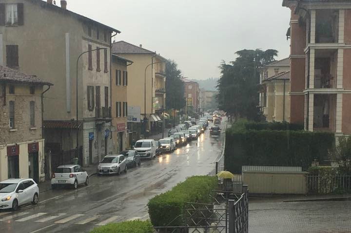 Le auto ferme in coda dietro le vetture parcheggiate (particolare della foto pubblicata sul gruppo Facebook "Brescia che non vorrei")