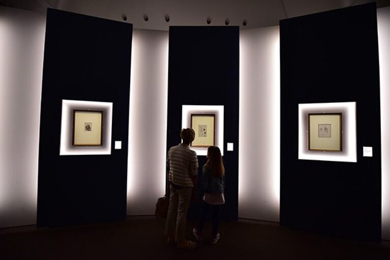 Visitatori ad una mostra al Palazzo Reale di Milano (Getty).