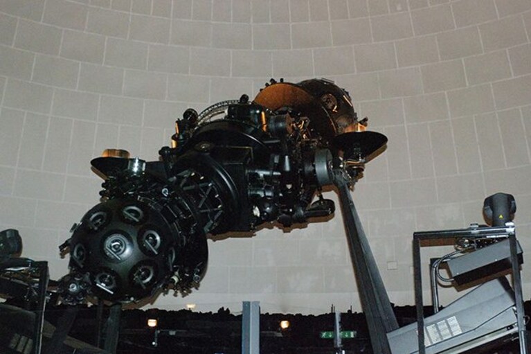 Proiettore del Planetario di Milano (Wikipedia).
