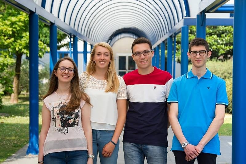 Michele Gatti (primo a destra) e altri tre studenti della summer school "Lo studente ricercatore" dell’Ifom di Milano: da destra a sinistra Angelica Tataranni dal Liceo Scientifico Statale Alighieri di Matera, Karin Cescon dal Liceo Scientifico Galilei di Trieste e Matteo D’Alessandro dall’IIS Galilei di Crema (CR)