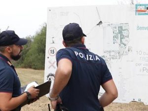 Agenti di polizia in un parco (Immagine di repertorio)