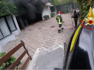 L’incendio nel box in via Palatino, a Milano (Foto Vigili del fuoco)