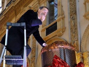 Il sindaco di Milano Beppe Sala assaggia il panettone "più grande del mondo" (Foto dell’evento del dicembre 2017)