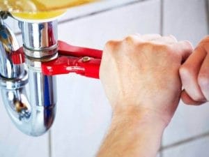 Pretende 1.000 euro in nero per lavori da 50: idraulico indagato per truffa, sequestrati 200mila euro