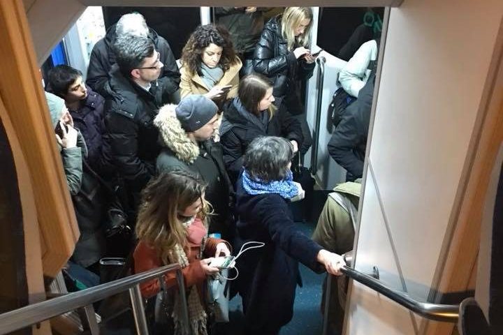 I pendolari intrappolati (foto da Facebook "Quellideltreno – Comitato pendolari bergamaschi")