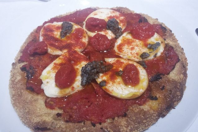 La pizza margherita servita nel bistrot dello chef stellato Carlo Cracco a Milano / foto © Fanpage.it