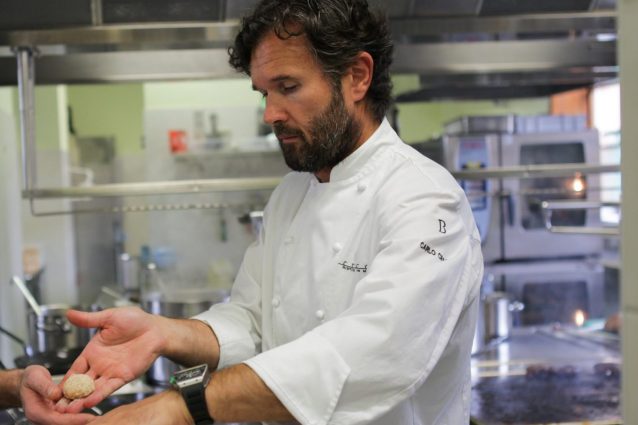 Carlo Cracco fa tripletta: apre in via Hugo a Milano il bistrot “Carlo e Camilla in Duomo”