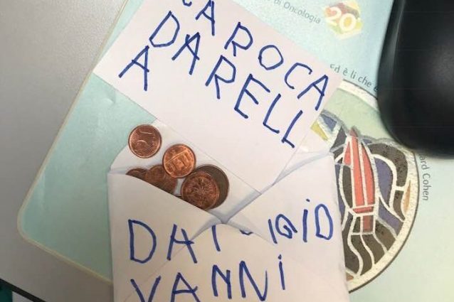 La busta con i risparmi del bambino (foto di Pietro Caldarella via Facebook)