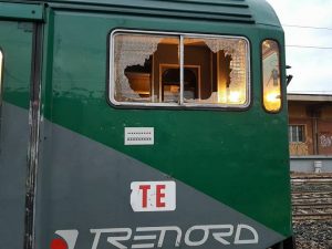 Il finestrino di un treno Trenord distrutto da un sasso