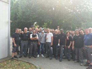 L’operaio che si sta riprendendo dopo aver sconfitto la leucemia con i suoi colleghi, che gli hanno donato quasi mille ore di ferie