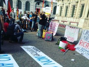 La protesta dei rider davanti a Palazzo Marino