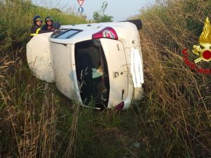 L’auto ribaltata nel fossato (foto Vigili del fuoco) Immagine di repertorio