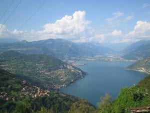 Una veduta del lago d’Iseo (Foto Giorces via Wikipedia)