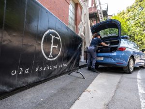 La polizia davanti ai cancelli della discoteca Old Fashion di Milano (LaPresse)