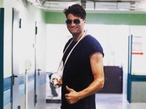 Stefano Bettarini all’uscita dell’ospedale Niguarda di Milano