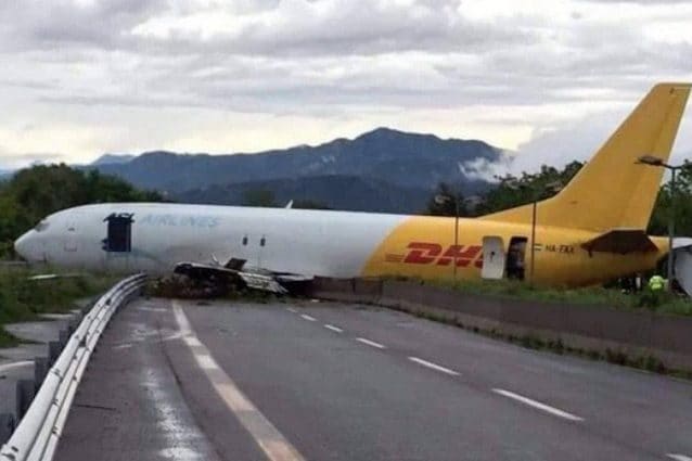 L’aereo cargo finito fuori pista a Orio al Serio