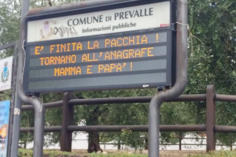La scritta sul tabellone di Prevalle