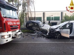 Incidente mortale, scontro frontale a Gavirate – Foto Vigili del fuoco