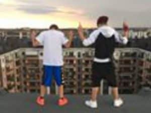 Andrea Barone e un suo amico sul tetto di un palazzo (Foto da Instagram)