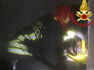 I vigili del fuoco impegnati nelle operazioni di salvataggio al centro commerciale di Sesto San Giovanni (Milano)
