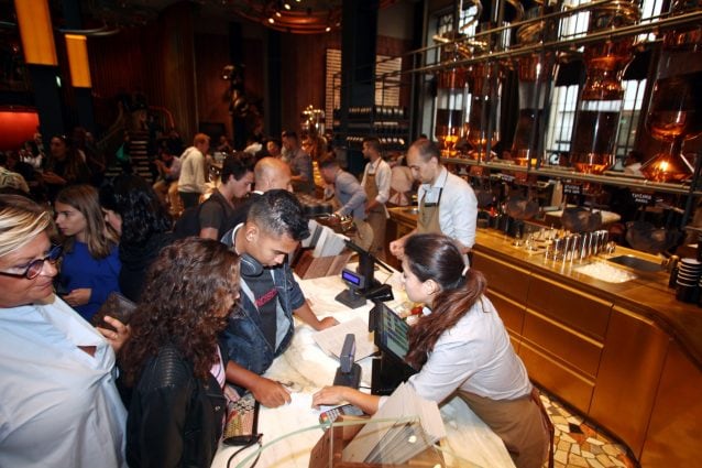 Clienti nella prima caffetteria Starbucks, aperta oggi (LaPresse)