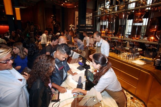 Starbucks apre a Milano: lunghe file per il primo locale della catena di caffetterie in Italia