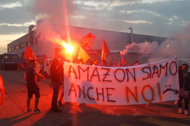 Manifestazione davanti a un centro logistico di Amazon in Lombardia (foto di Fabio Galesi via Facebook)