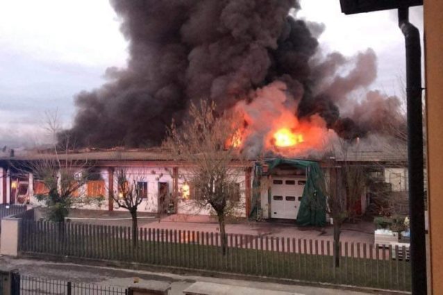 La foto dell’incendio postata su Facebook da Vita Trapani
