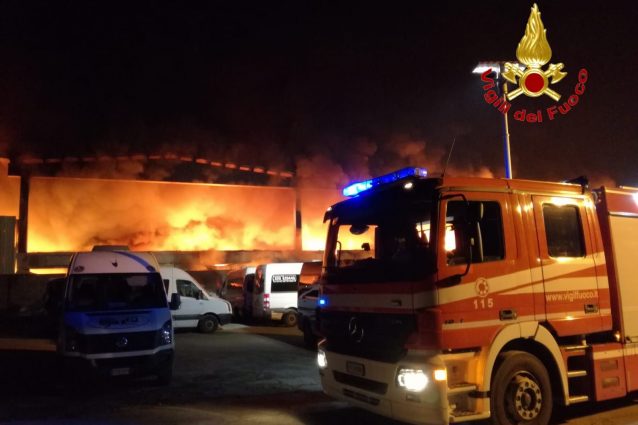 L’incendio di stasera, foto Vigili del fuoco Milano