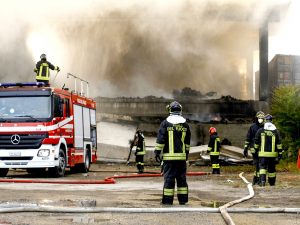 L’incendio alla Ipb di via Chiasserini (LaPresse)